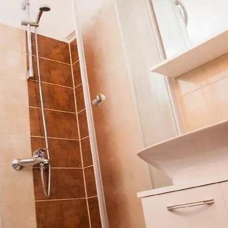 Paula - One Bedroom With Terrace 1 Jezera